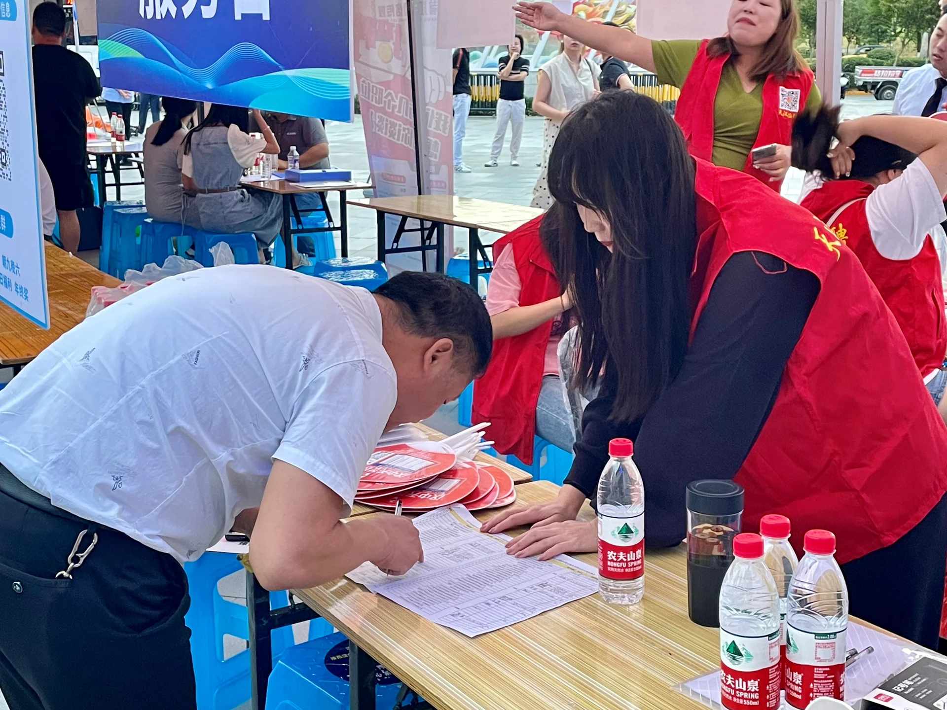 汉中市高校毕业生专场夜市招聘会项目影像 5